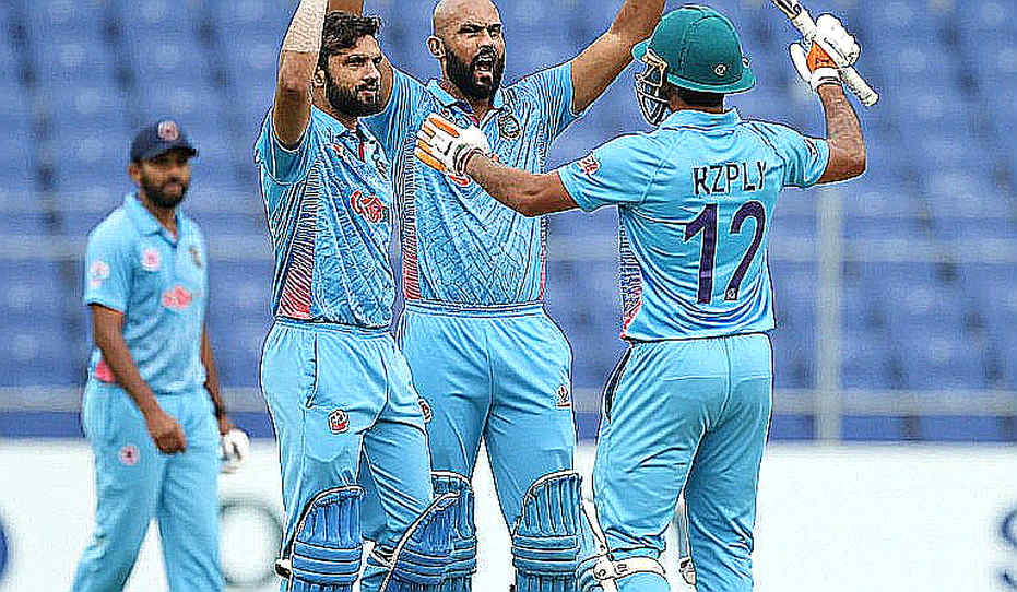 নয় ওভারের বৃষ্টি, বেঞ্চে পনেরো বছর: বেঙ্গালুরু থেকে ট্রফির সঙ্গে ভাগ হয়ে যাওয়া একটা প্রশ্ন